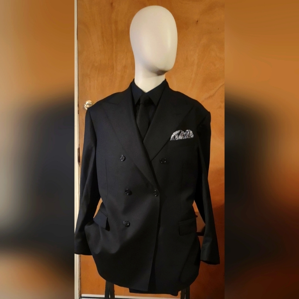 Barragamo Elegant men's black double breasted suit. Size 46r. Never worn.